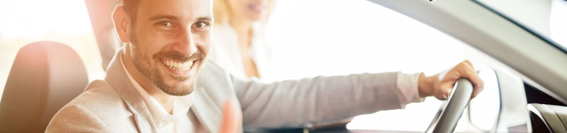 Lächelnder Mann im Auto