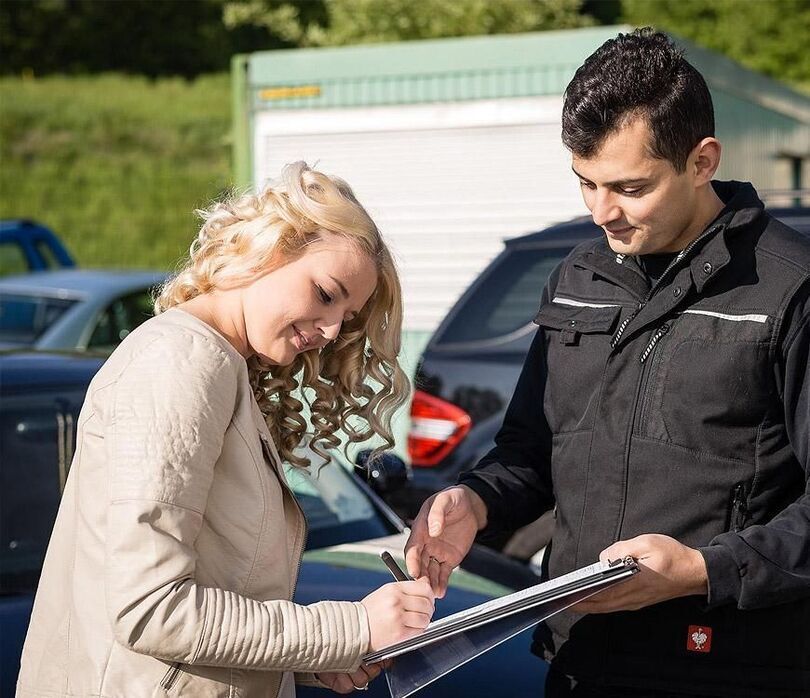 Wadim Funk und Frau, die Vertrag unterzeichnet